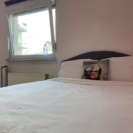 Large Room In Schuttrange Free Parking 10Mins To Airport Excellent Customer Services Buitenkant foto