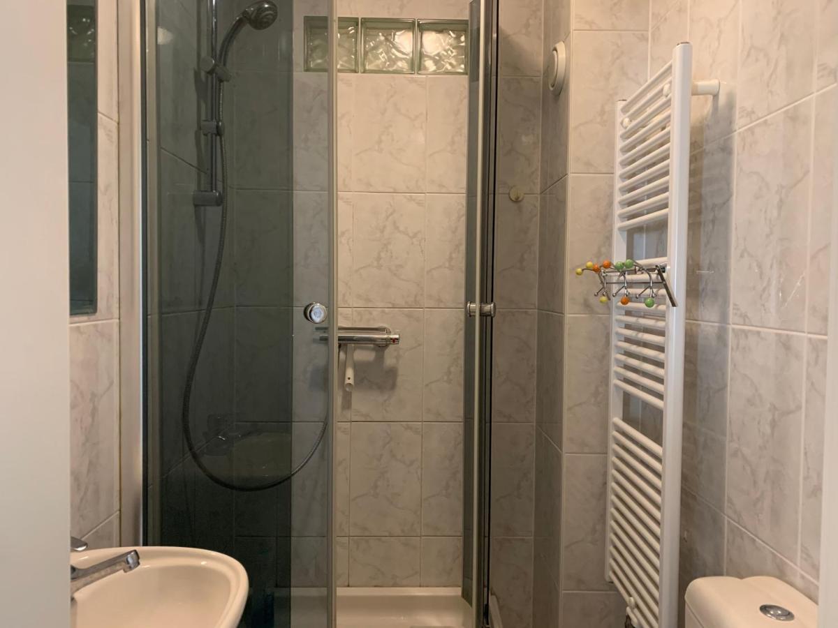 Large Room In Schuttrange Free Parking 10Mins To Airport Excellent Customer Services Buitenkant foto
