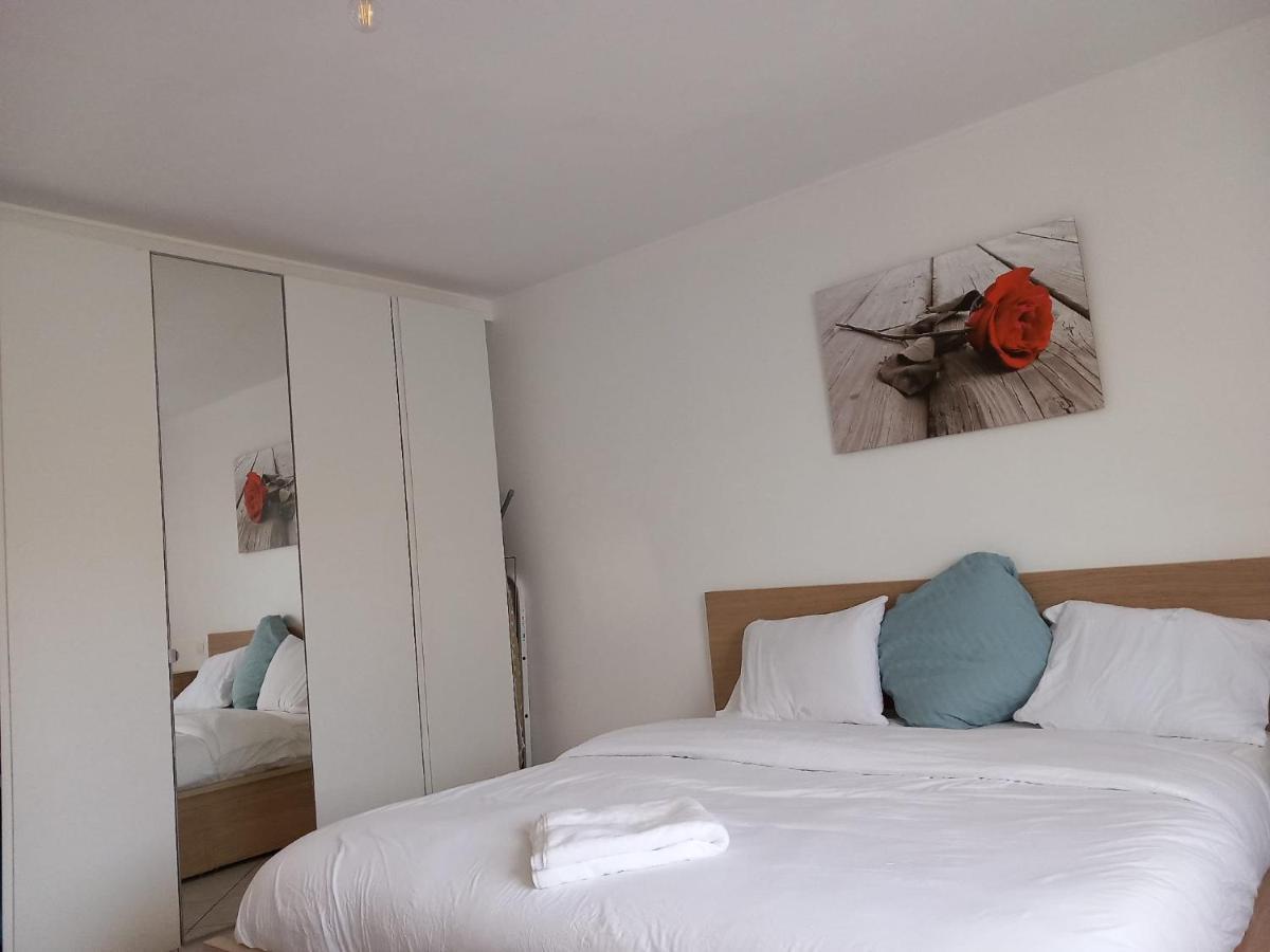 Large Room In Schuttrange Free Parking 10Mins To Airport Excellent Customer Services Buitenkant foto