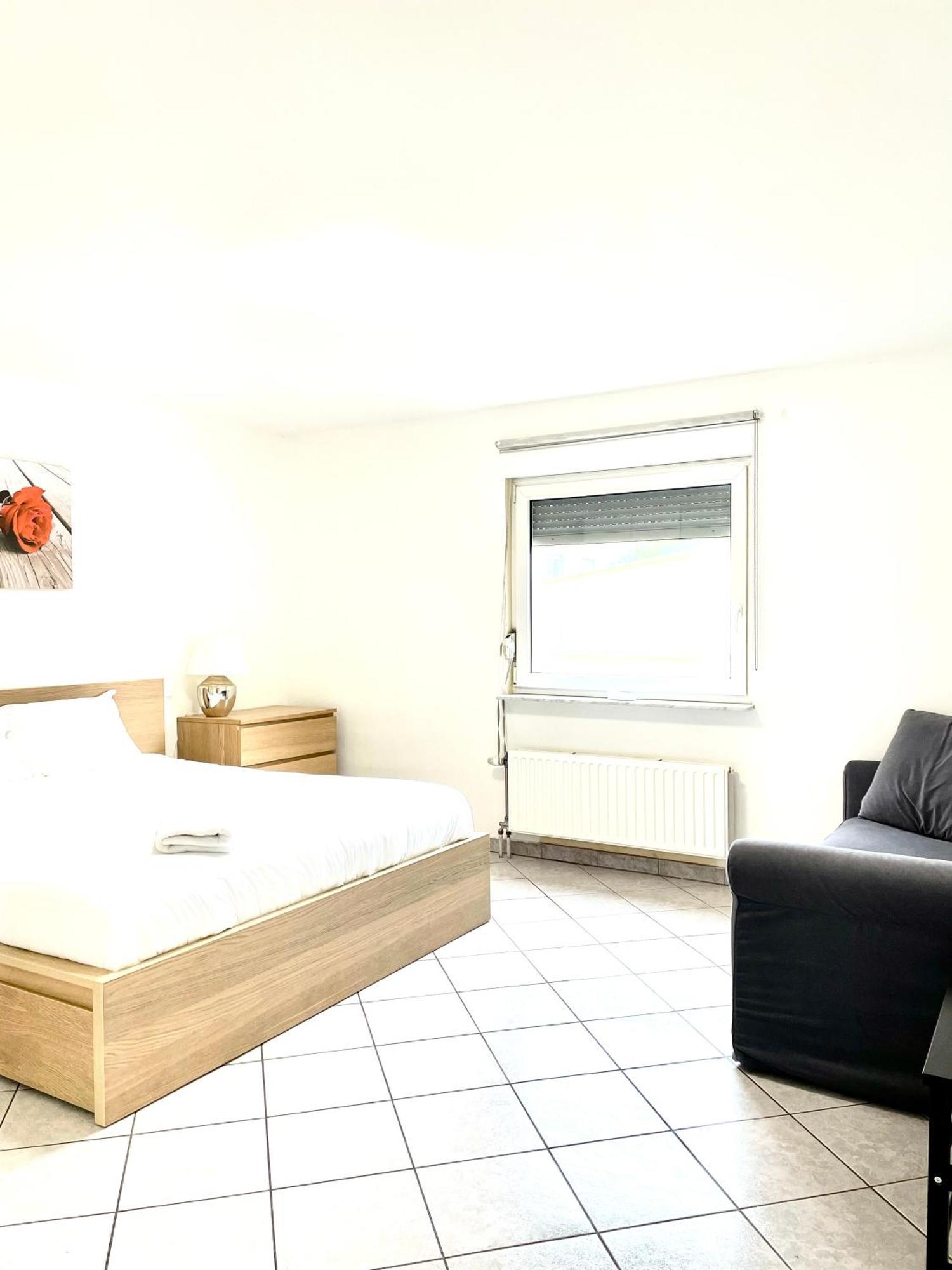 Large Room In Schuttrange Free Parking 10Mins To Airport Excellent Customer Services Buitenkant foto