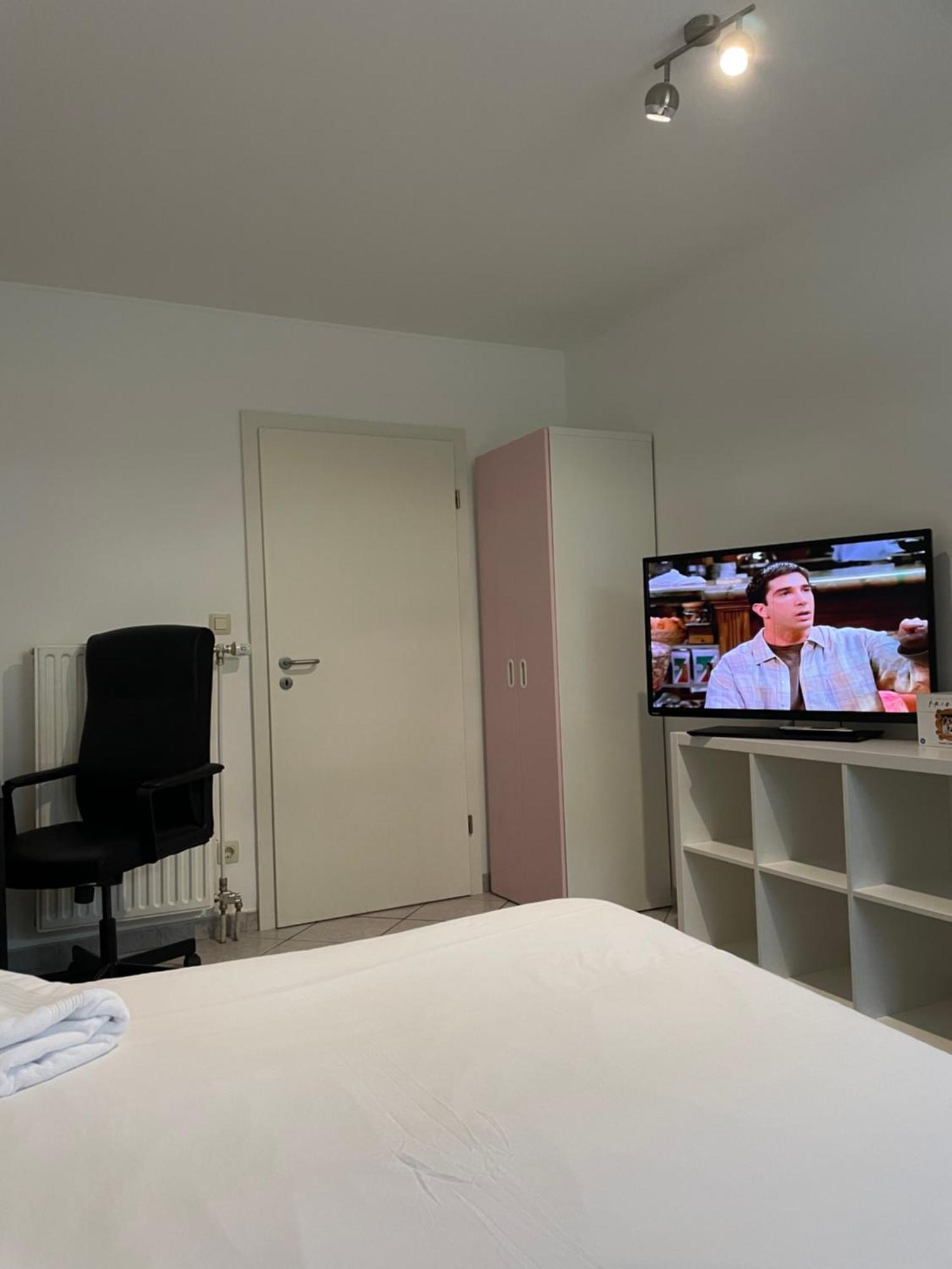 Large Room In Schuttrange Free Parking 10Mins To Airport Excellent Customer Services Buitenkant foto