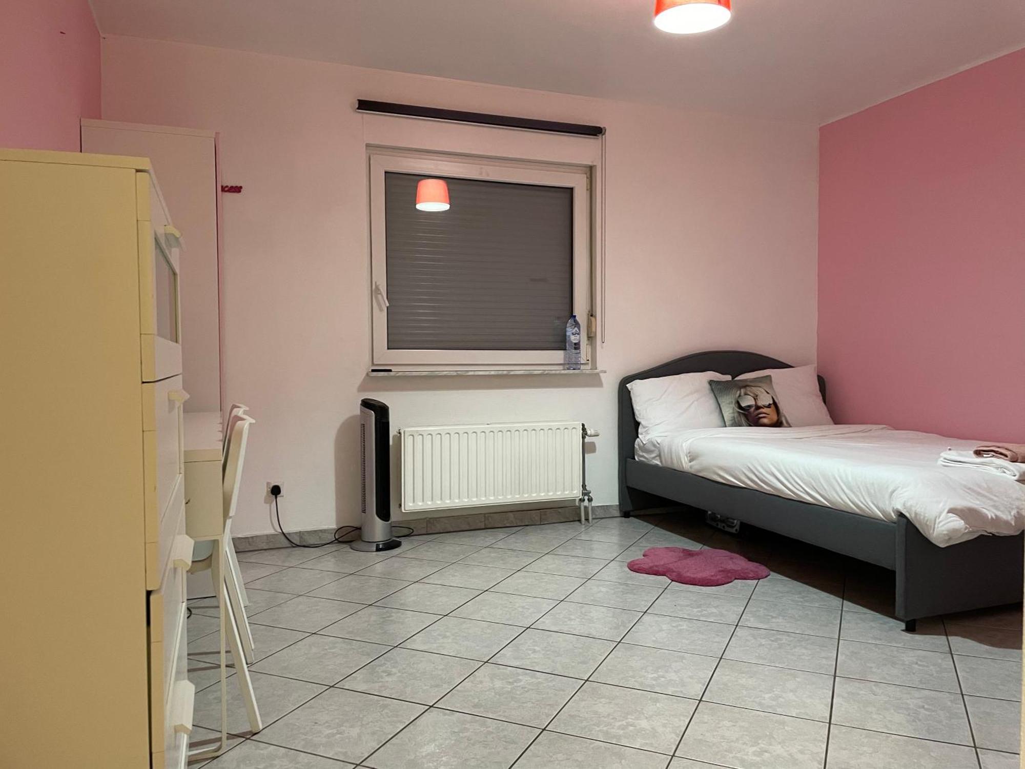 Large Room In Schuttrange Free Parking 10Mins To Airport Excellent Customer Services Buitenkant foto