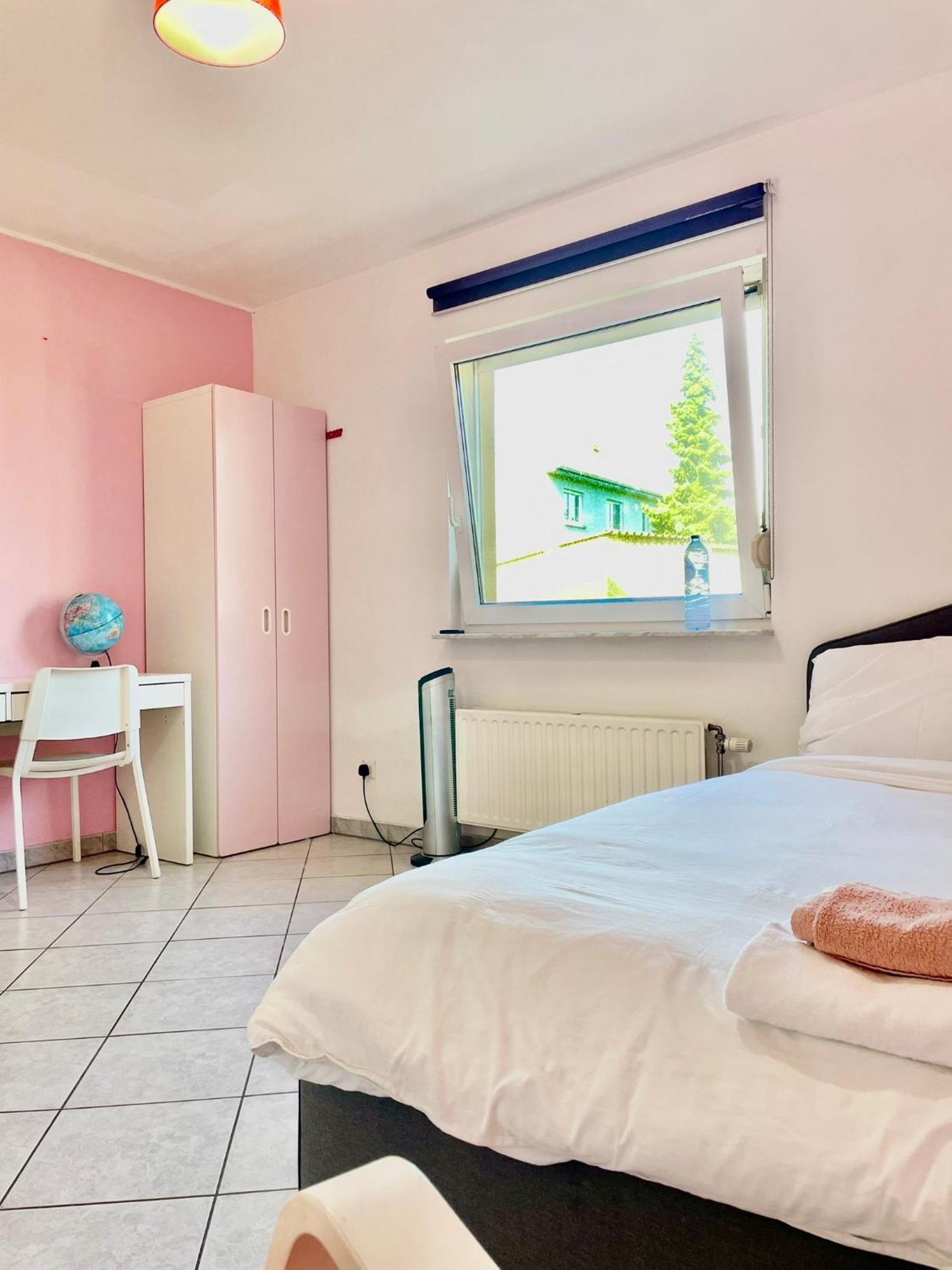 Large Room In Schuttrange Free Parking 10Mins To Airport Excellent Customer Services Buitenkant foto